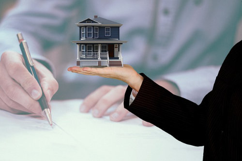 Haus und Haustürschlüssel werden übergeben