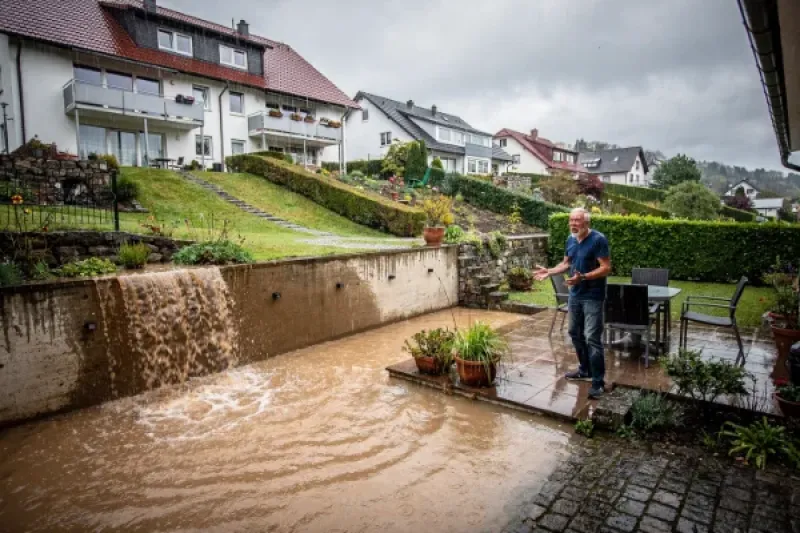 Überflutete Terrasse eines Hausbewohners, der sich darüber aufregt