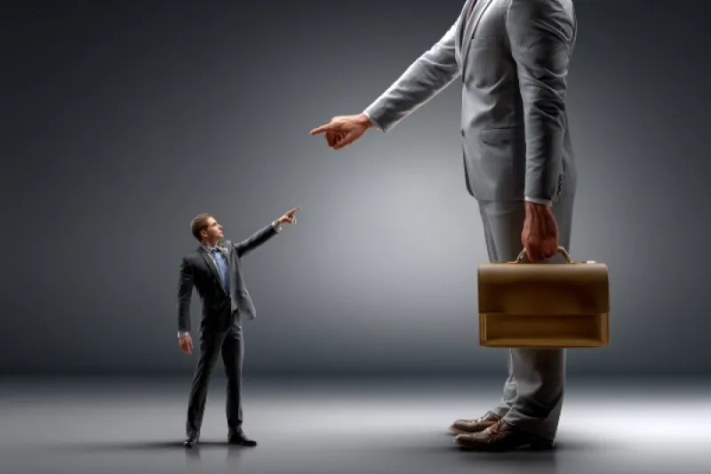 Kleiner Geschäftsmann droht einem großen Gerichtsvollzieher