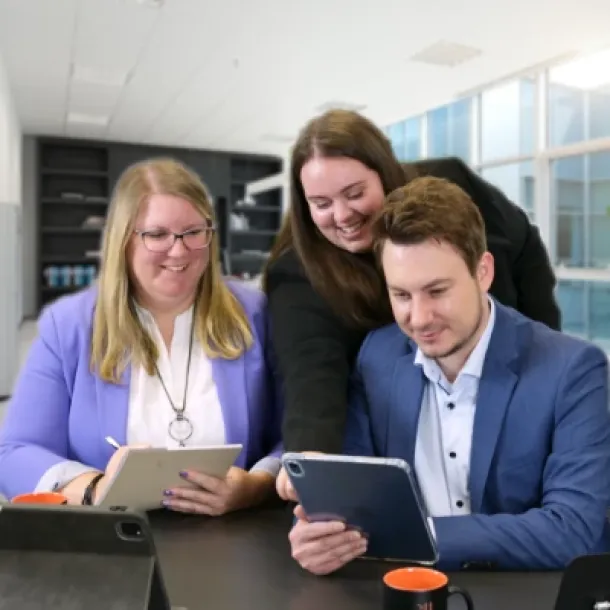 Zwei Anwälte sprechen über ein Schrfitstück