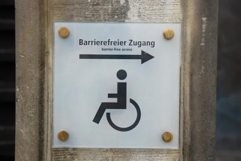 Schild Behindertengerecht