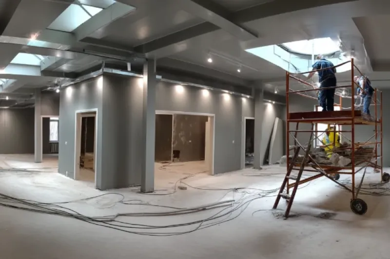 Arbeiter auf einem Gerüst renoviert Dachgeschosswohnung