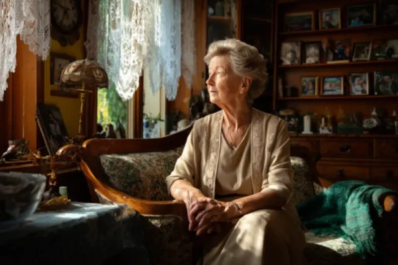 eine alte Frau sitzt in ihrer Wohnung und schaut aus dem Fenster