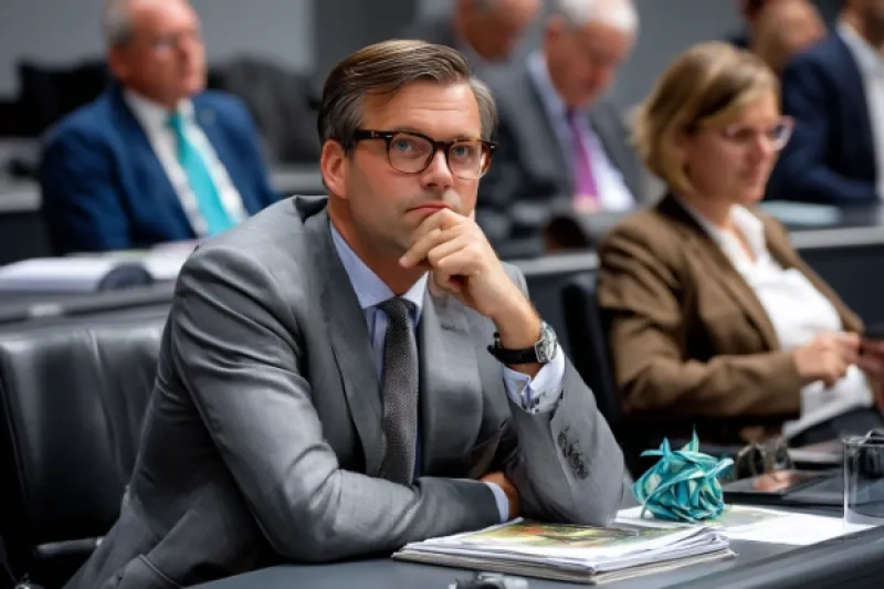 Eigentümerversammlung, mehrere Personen sitzen an Schreibtischen