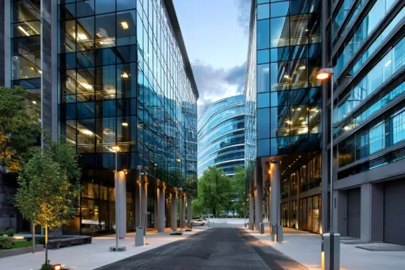 moderne Geschäftspassage mit Ladenlokalen