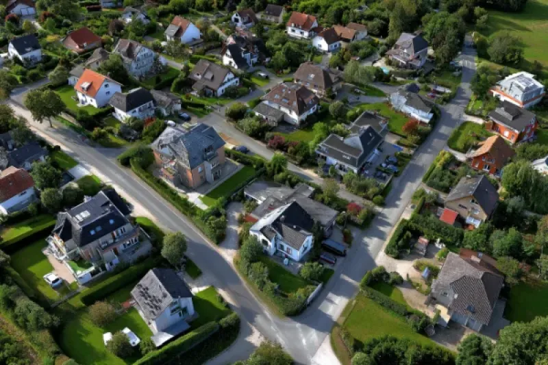 Luftaufnahme ein deutschen Siedlung mit Ein- und Mehrfamilienhäusern