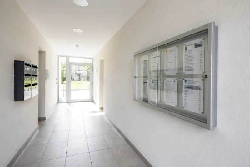 Hausflur mit Infokasten