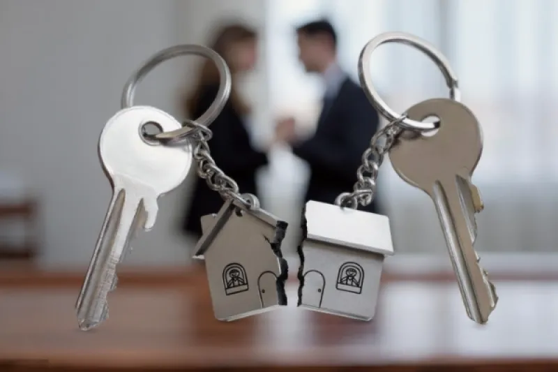 Symbolbild: Zwei Schlüsselanhänger mit einem in der Mitte zerbrochenem Haus