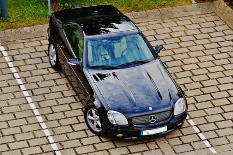 Mercedes auf einem Stellplatz