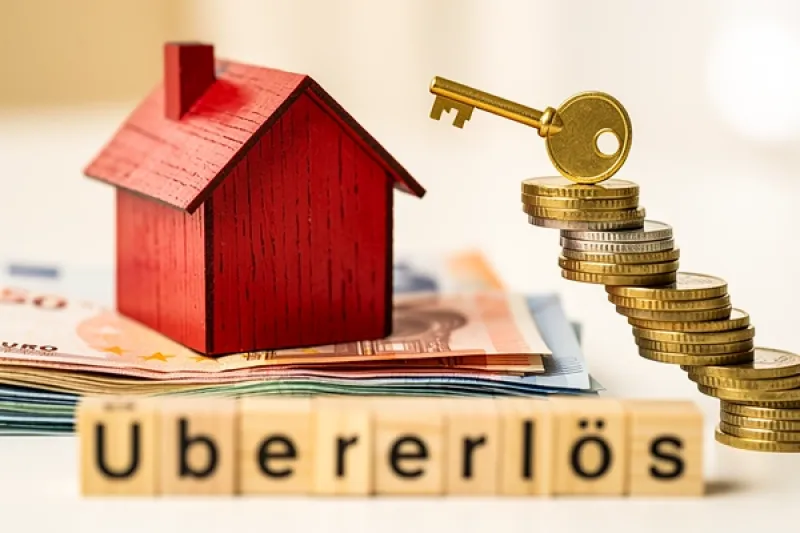 Symbolbild: Kleines rotes Haus auf Geldscheinen