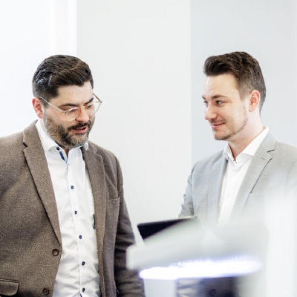 Zwei Anwälte sprechen über ein Schrfitstück