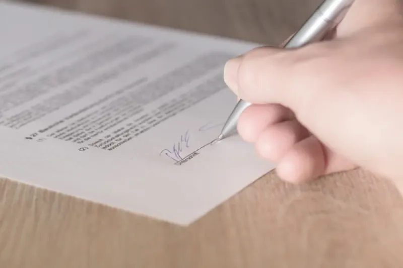 Unterschrift unter ein Schriftstück