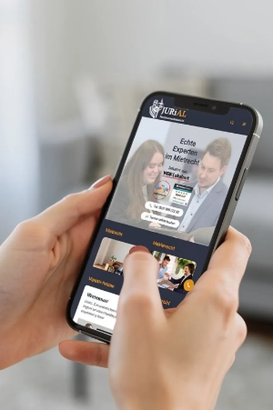 Frauenhände mit einem Mobiltelefon