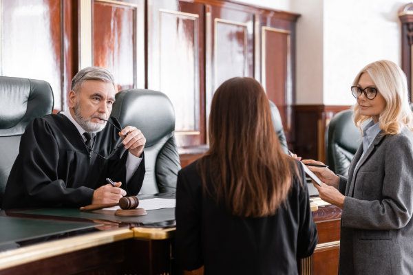 Richter unterhÀlt sich mit zwei Frauen